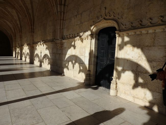 影が椰子の木が連なっているように見えません？<br />