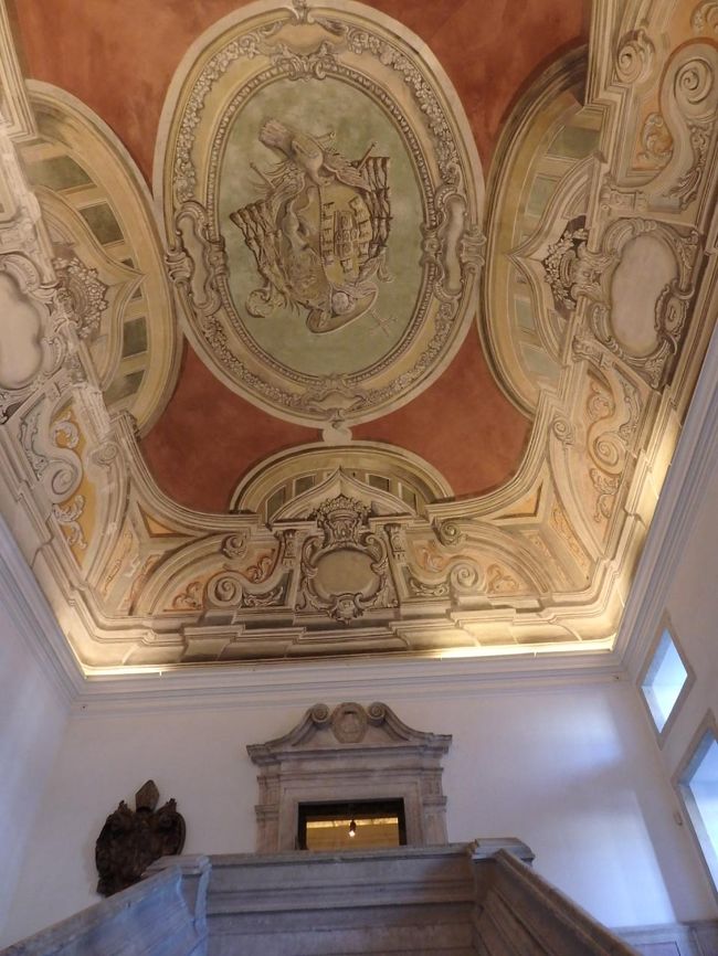 出口の天井のフレスコ画も美しかった・・・<br /><br />これにてジェロニモス修道院は終了。