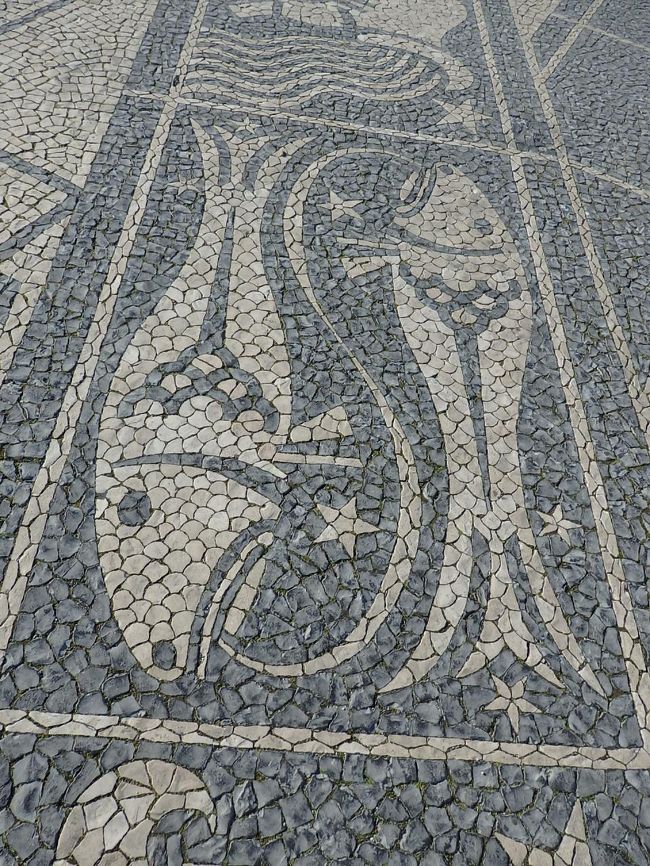 噴水のそばの地面のモザイク。<br /><br />１個1個石を並べて作るのって、相当根気のいる作業だよね。<br />私だったら途中から適当に手抜きしちゃいそう^m^<br />この２匹の魚を１匹のクジラにしちゃうとか（笑）<br />