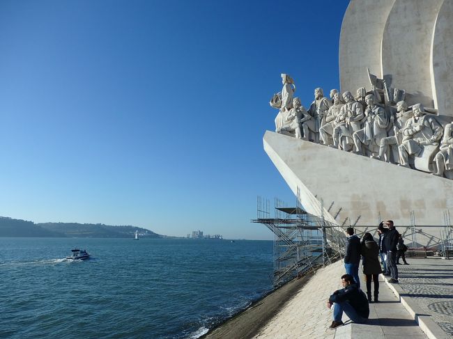 海に面しているようですが、ここはテージョ川。<br />このもう少し先に大西洋が広がっています。<br /><br />瀬戸内海より広い川だね、ここは。<br /><br />
