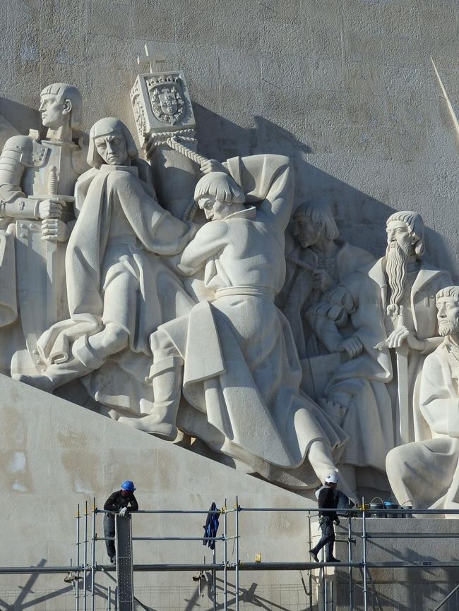 残っている足場がちょうど良い位置で、彫刻の人と本物の人との大きさがの比較が出来て面白い！<br /><br />彫刻の人達は相当大きいんだね～。