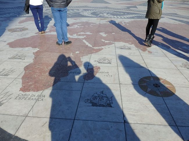 発見のモニュメントのそばには大理石のモザイクで発見の年号と共に世界地図が描かれています。