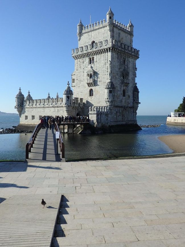 発見のモニュメントから歩く事１３分。<br />ベレンの塔に到着。<br /><br />ここも行列が出来てますね～。<br /><br />■ベレンの塔■<br />マヌエル１世の命により１５１５年に着工し、１５２０年に完成。<br />テージョ川を行き交う船を監視し、河口を守る要塞として造られたが、後に船の通関手続きを行う税関や灯台としても使われた。（ガイドブックより）