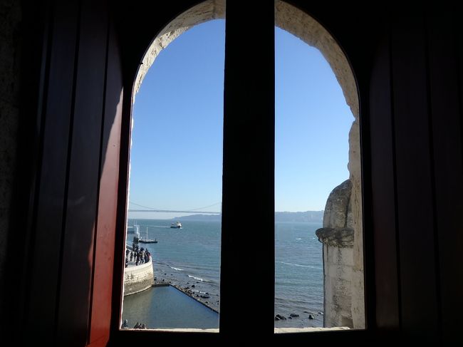 塔の中に入りました。<br />その窓からの眺め。