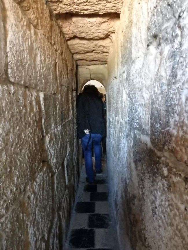 この狭い通路の先は見張り部屋でした。