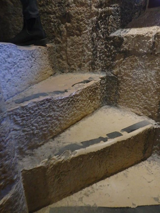 すり減ってツルツルになった階段。<br />滑らないように気を付けて！