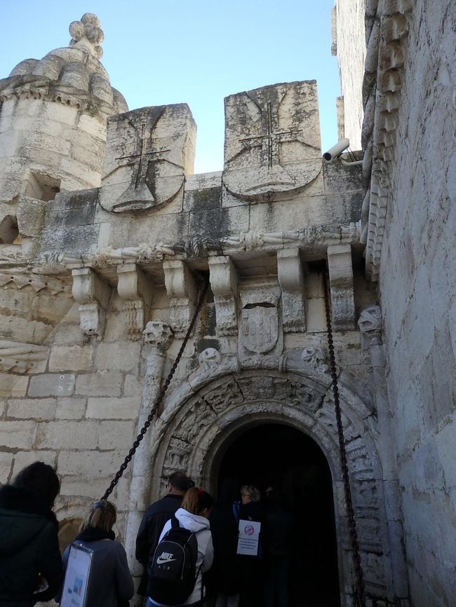 入場券を持っている私達は、この行列を追い越してすぐに中に入る事が出来ました。<br />並んでいる人の横を通り抜けるのは、ちょっぴり気が引けますけどね(^^;