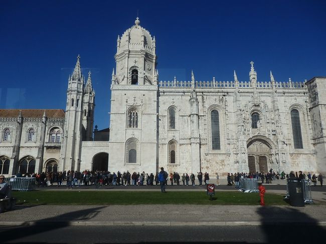 市電の車窓から・・・<br />ジェロニモス修道院の行列は更に長くなっていた。<br />私たちが並んでいた時はまだ短い方だったのね。
