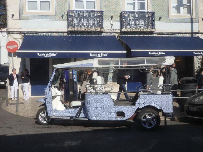 パスティス・デ・ベレンの前にはアズレージョ柄のトゥクトゥクが停まっていました。