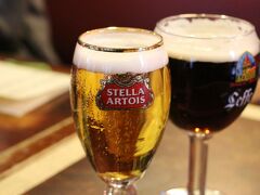 ＜オーベルジュサンジャック レストラン＞

≪　まずは喉を潤しましょうか、、≫

STELLA ARTOIS（ピルスナー）とLEFFE BROWN 
ベルギービールで乾杯♪

ディナーはコース（1種類）のみ
前菜、スープ、メインディッシュ、（チーズ）、デザート

ドライバーもアルノーMrも同じ時間のディナーだったので
“ご一緒にいかがですか？”とお誘い、、
同じテーブルで一緒に頂きました(^ ^

レストランは満席！
≪13室満室だとしても、多くない？！≫

アルノーMr曰く
この日はオフシーズンの平日なので
kuritchi達が泊まった「オーベルジュ サン ジャック」の他にも1、2軒の宿泊所が営業しているけれど
夕食を食べられるのはこの「オーベルジュ サン ジャック」ぐらい、、
なので、コンクに泊まっている人は殆ど
このレストランでディナーを食べる、、

(kuritchi達はホテルの予約時に
朝食&ディナーの予約もお願いしていました)
