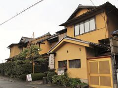 数奇屋造りの料理旅館、茶六別館に併設する食事処でぶりしゃぶが頂けるらしい、、、
こちらが旅館の外観。
日本庭園を眺めながらのんびりと温泉に浸かる、、、そんな、ゆるり時間が過ごせるのが、温泉旅館の魅力よねっ！