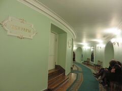 マリインスキ－劇場の廊下。
ロシア語は読めないけれど、ここが平土間席への入り口。
チケットと同じ文字が書かれているので安心。