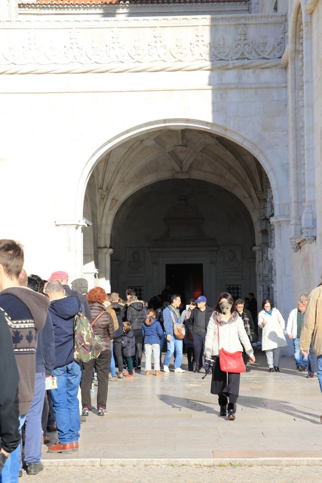 この奥の右側に無料で入れる「サンタ・マリア教会」の入り口があります。<br />