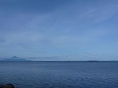 今日は左奥に利尻山擁する利尻島、右奥に礼文島が見える。
礼文島は昨日とてもきれいな風景を見られたので思い入れが。