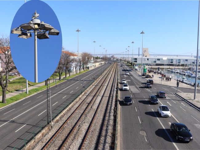 市電の乗り場へと向かいます。<br />歩道橋の上から、ある物が気になった。<br />私には街路灯がUFOに見えて仕方なかった。<br />皆さんどう思います？