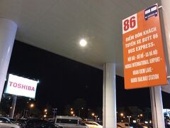 バス乗り場で20分待って、86番バスで市内に向かいます。
爪楊枝を口にくわえたお兄さんから車内でチケットを購入（30,000ドン）、
お釣りの用意もあり、クレジットも使えます。
Tran Quang Khaiまで40分ほど、バスを降りたら土砂降り。
ブンチャー屋に向かいます。