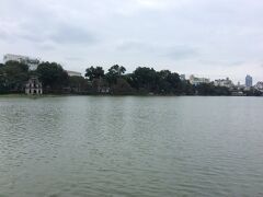 ホテルに戻ってお昼寝後、散策午後の部。
ホアンキエム湖。
こんなに広かったかな。。