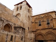 やはり最初に行ってみたいのは、キリストが処刑された場所に建てられた Church of the Holy Sepulchre。説明するまでもない有名な場所です。少し奥まった所にあり見つけにくく、思ったより大きくないです。それでも多くの巡礼者がいるので、ここに間違いはないでしょう。