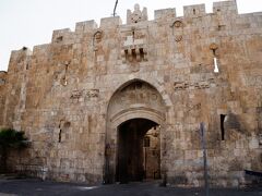 順番が逆となりますが、キリストが十字架を背負って処刑されるまでを歩いた悲しみの道 (Via Dolorosa)が残っています。ここがその最初となるライオン門 Lion Gate。城壁に囲まれた旧市街の入口のひとつです。

