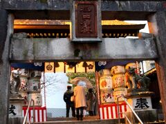 「櫛田神社」

降りしきる雨の中ようやく辿り着きました。

此方は「南神門」です。