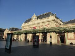 まずは、ニースの中央駅（ニース・ヴィル駅）へ。
ホテルからは歩くこと5分少々。
モナコなどニース近郊の町へ安く行くならバスがいいそうですが、ロクブリュヌ=カップ=マルタンは鉄道も通っているので、鉄道乗りたいし、迷わない・確実なほうで。