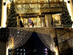 ホテル日航福岡

綺麗に飾り付けられています。
ロビーの中にも大きなクリスマスツリーが飾られています。