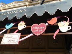 １２：０２

クリジャニ終了後、ビッグバンドビート（以下BBB )１３：５０からの初回公演を１階席で観るために並びます。

途中、ニューヨーク・デリのテラス席には明後日からのイベント開始に先駆けて、一足早くスウィートダッフィーのデコレーションが施されていました。

こちらは庇部分の下に取り付けられたもの。