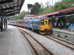 平渓線で十分駅に9時40分頃に到着です。ここの駅で上りと下りの交換です。