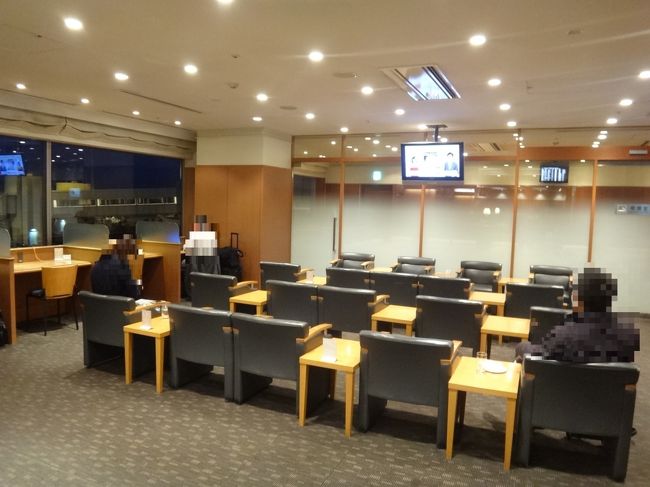 羽田空港国内線第1旅客ターミナル 北ウイング2F<br />空港ラウンジ『AIRPORT LOUNGE（北）』<br /><br />写真奥のガラス張りのエリアが喫煙ルームです。