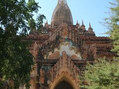 オールド・バガンに進むうちに左手に大きな寺院が見えてきます。
