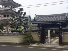 大田道灌が建立した法恩寺
右側に見える三重塔が美しい。