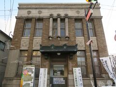 旧共同野村銀行。昭和8年に地元財閥により建築、平成5年まで銀行として使われていたとのことです。今は古銭などが展示されいる「博物館」になっています。