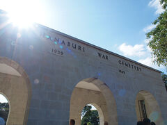 とはいっても日本人として、捕虜の方達への申し訳ない気持ちはあるので連合軍の墓地を訪れます。

このお墓はDeath Railway Museumの道を挟んで隣にあります。