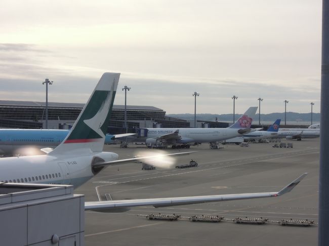 向こうに見えるのは9:50発のチャイナエア。<br /><br />2月に会社の若者を連れて台湾に行く際利用します。