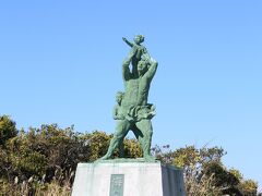 城ケ島灯台公園にある「海への祈り」像

城ケ島灯台の下にある小さな公園の中央に立つ銅像。
海に殉じた人々を慰め、航海の安全と豊漁、家族の幸せを願い、平成４年に建てられました。