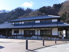 名古屋の方が「レンタサイクルあるか聞いてみますか」と
駅には、何の表示もないと思うけど
改札の駅員さんに聞くとレンタサイクルがあり
電動チャリが一日￥500　良心的だなぁ
切符を買うように改札口でチャリの鍵を渡されて
「出て右奥に駐輪場があるから」ってセルフなんだね
名古屋の方も電動チャリを借りて
自転車を出して下さったり、高さを変えて下さったりで
親切にして下さいました...感謝♪
