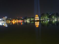 20時少し前にハノイに戻り、各自の夕食場所の近くまで車で回ってくれます。
一組はHISの夕食プランのレストランへ、もう一組はブンチャーのお店へ。
私たちは決めていないのでホアンキエム湖の近くで下してもらいました。