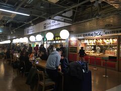 お昼ごはんを第三ターミナルでいただきます。

ラインナップがショッピングモールのフードコートみたいで、助かるわ～。

だって、空港ってだいたい割高なんだもの。

大好きなリンガーハットで塩ちゃんぽんを食べました。
いつもは皿うどん派なのですが、ちょっと柔らかくて胃に優しそうということで、ちゃんぽんを。
実は、グルメ台湾旅のはずなのに、仕事のストレスか、数週間前から胃が痛すぎて、あんまりご飯が食べられる状態じゃなかったんですよ。