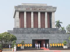 ホーチミン廟

丁度11時の衛兵の交代が遠目で見えました。
