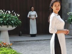 世界遺産のタンロン遺跡に行こうと北門へ来ましたけど、専用の出入口があり、こちらからは入場できないんですね。下調べ不足でした。

でも、何かの撮影なのか、お嬢さんが私のカメラへも目線を向けてくれました。
「パシャ」来た甲斐ありました。