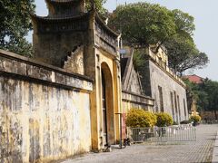 端門

昼休み時間帯でタンロン遺跡には入れませんでしたので、脇の門の隙間から写真だけ撮影。