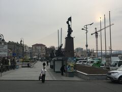 市が開かれる、中央広場にある像。ロシア革命の市民のようです。社会主義の名残を感じました。