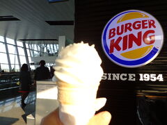 経由地ハノイ着。BURGER KINGでソフトクリーム(US$1:00)で休憩。なんか人工的な味がした。。。