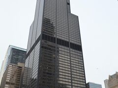 商品取引所から１０分ほど歩くと、
ウィリスタワーがありました。
高さ４４３メートル、１１０階建て。
以前は世界一だったそうですが、今は世界５位らしい。
ガイド本が古いので、今はもっと順位を下げているかもしれません。
それにしても高い！
シカゴのビルって、
黒で渋く決めているビルが多いのもクールです！