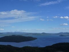 こちらが屈斜路湖の眺望。
正面に中島が奥には和琴半島が見られる。