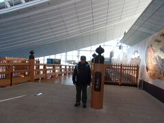 今回の旅は羽田空港から出発する。夫が書いている。

いつもは成田空港だが羽田もイベントスペースが有って面白い。
日本橋の縮小施設を背景に写真を撮る。

旅の出発はやはり日本橋からと言うのが何となく幸先が良い
ような気がする。

でも待合ゲートでフライトに乗るため並んでいるときに私の
バックパックに歯ブラシケースを入れようとして髭剃りで親指
の肉を（少しだけれど）そぎ取ってしまった。
傷口は小さかったのだが結構出血して大変だった。

親切なフランス人青年（？）が
「大丈夫ですか？」と言いながらティッシュを数枚くれた。
旅の最初から周りの人たちから助けて頂く事態となってしまった。

私は何故か「メルシーボクー！」と言いながら更に何枚かティッシュ
を頂いた（彼は本当にフランス人だったのかなあ？と後で疑問に思って
しまった）。
きっと旅行の神様が「今回も気を引き締めて旅をしなさい！」と忠告して
くれたに違いない。

結局フライトには一番最後に乗り込むことになってしまった。


親指の傷は全治一週間であった。
これも今となっては思い出の一つである。