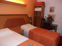 パリのモンパルナス近くのホテルはブッキングコムで
　ル　ニューヴェル　オテル　デュ　テアトル
３泊で２８，１８３円クレジット。
ホテルは２４Hの赤い屋根のピザ屋さんの角を曲がり２件目。
一番近いメトロは１３番のゲテ駅でその角からも５０ｍと近い。

宿屋のご主人は日本人が好きだと言っていた。

最終日にはフランス語の学習方法を教えてくれた。

雑誌の音読が良いと言っていた。
一日、３０分間、少しずつ音読すれば半年間で上手に
なると言っていた。
「音読学習法」は私も賛成だ。

一日５００ｍｌのペットボトル一人１本無料でつく。
冷蔵庫、ポット付き、シャワー、温水？ヒーターで洗濯物が
良く乾いた。

５軒手前のスーパーマーケットSINPLY MATKET　PARIS MAINEで
買い物をした。

営業時間は平日・土曜日は９時から２２時まで
日曜日は９時から１３時とレシートに記載してあった。
クリスマスの２５日は祝日でお休みだったと思う。
一階が日用品でエスカレーターで地下に降りると食品売り場だ。
瓶詰のピクルス　１．７。
ワイン５００ｍｌが２．８。
夫が牛乳と間違えて買った飲むヨーグルト１．６５。
プレジデントのカマンベールチーズ８ピース入り２．６。
バナナ５本１．７。
ミニトマト１パック２ユーロ日本の倍は入っていた。
イタリアからの輸入品で甘くて美味しかった。
合計１３．９６でクレジットで支払い、日本円換算で１７４１円
食料品は日本の物価と同じくらいと思う。

