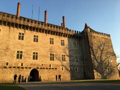 ブラガンサ公爵館。
豪華なお屋敷といった感じ。
ギマランイス城とのセット券６ユーロを購入。
入ったとき１６時半くらい。
ギマランイス城の最終入場は１７時半ということで間に合うか微妙だったけど次の日に使ってもいいよ、ということだったので。（結局そんなにブラガンサ公爵館が広くなかったので１７時過ぎにはお城に行けた）