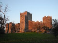 ギマランイス城。
ブラガンサ公爵館からすぐ。
少し上ったとこにある。
塀の中は遺跡。