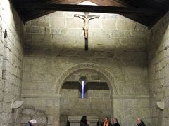 ギマランイス城とブラガンサ公爵館の間にある
サンミゲル教会。

ここは床下がお墓になっているので、周りを歩きながら床を見る。